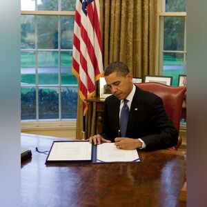 8x10 President Barack Obama signs Enhanced Partnership with Pakistan Act Photo